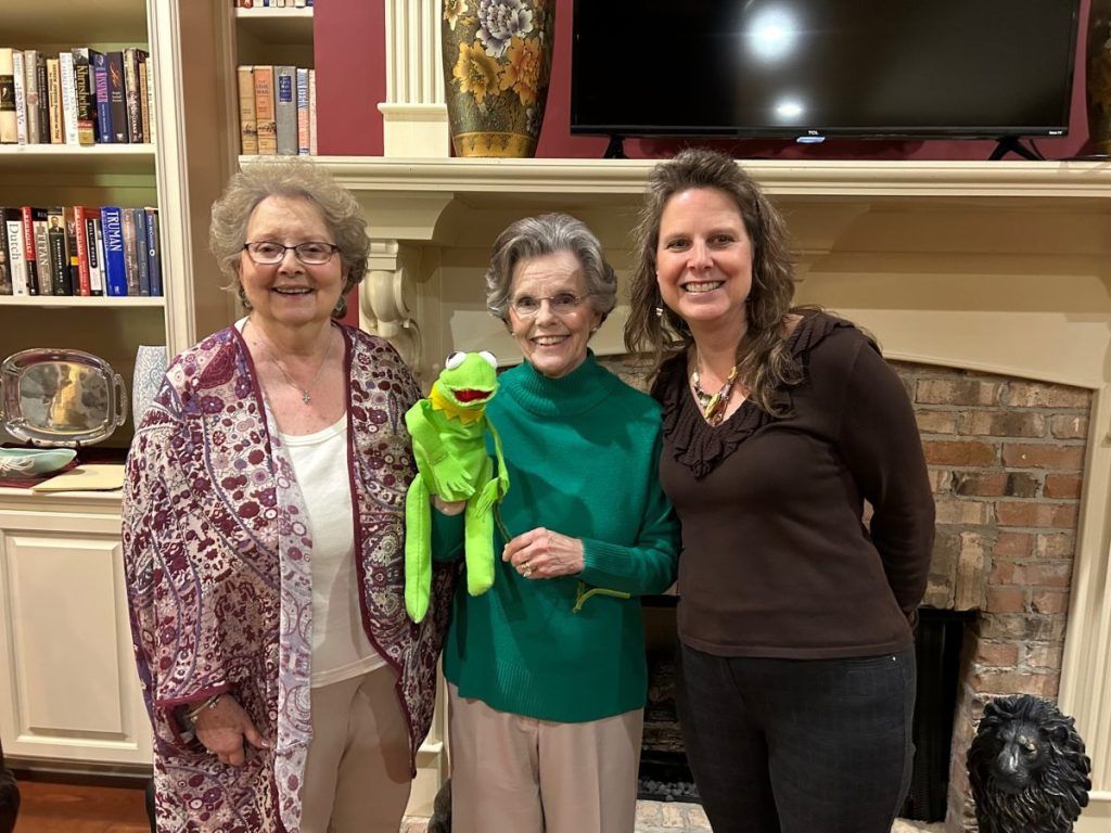 3 ladies and Kermit