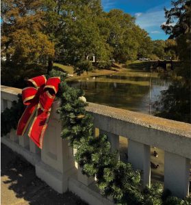 Leland, Deer Creek, Christmas bow-garland