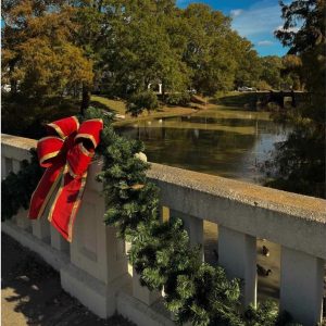 Leland, Deer Creek, Christmas bow-garland